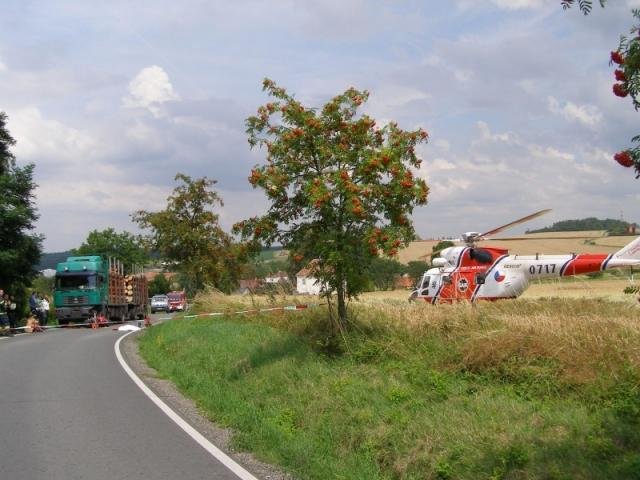 Motorkář nepřežil náraz do náklaďáku - Libákov