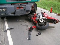 Motorkář nepřežil náraz do náklaďáku - Libákov