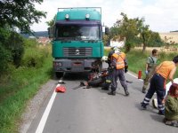 Motorkář nepřežil náraz do náklaďáku - Libákov