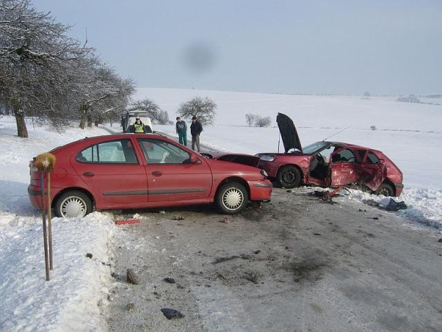 Po srážce dvou vozů celkem tři zranění - Kelč