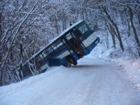 Autobus sjel ze srázu