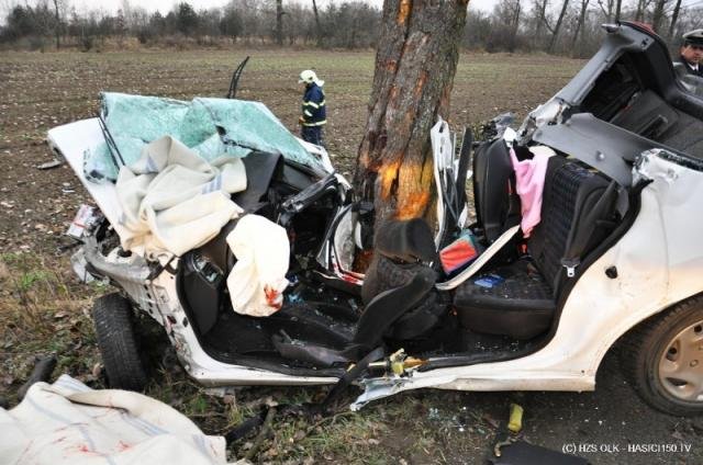 Naráz do stromu řidička nepřežila, její dítě ano - Věrovany