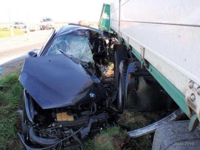 Ve zdemolovaném BMW zahynul jeho řidič - sjezd dálnice D11