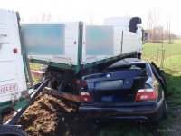 Ve zdemolovaném BMW zahynul jeho řidič - sjezd dálnice D11