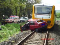 Nehoda škodovky a lokálky na železničním přejezdu ve Šluknově