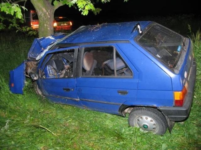 Favorit narazil do stromu, řidič nepřežil  - Vracovice, Milíčovice