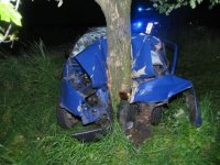Favorit narazil do stromu, řidič nepřežil 