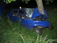 Favorit narazil do stromu, řidič nepřežil  - Vracovice, Milíčovice