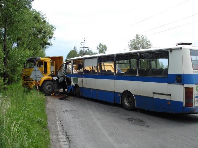 Nedobrždění nákladního automobilu Kamaz a autobusu - Paskov