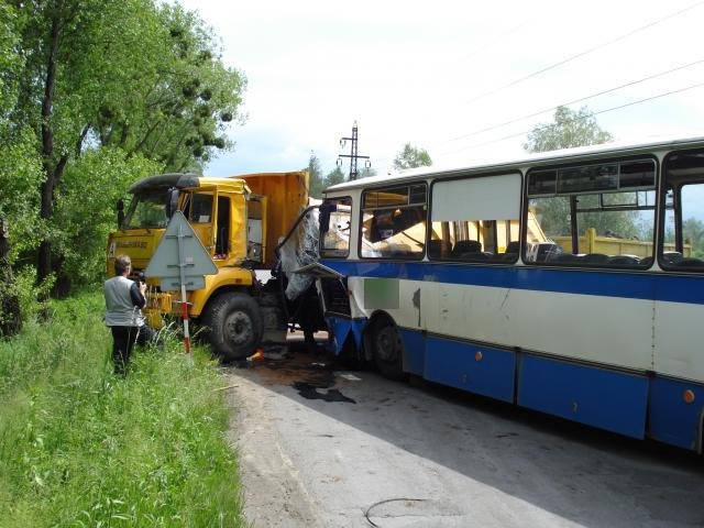 Nedobrždění nákladního automobilu Kamaz a autobusu - Paskov