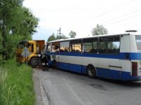 Nedobrždění nákladního automobilu Kamaz a autobusu