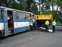 Nedobrždění nákladního automobilu Kamaz a autobusu - Paskov