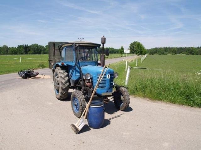 Motorkář nepřežil náraz do traktoru - Velká Čermná