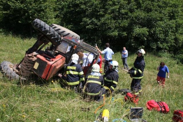 Mladík havaroval s traktorem - Všeminy