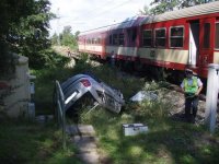 Po střetu s vlakem vyvázl řidič pouze s lehkým zraněním  - Mokré Lazce, Štítina