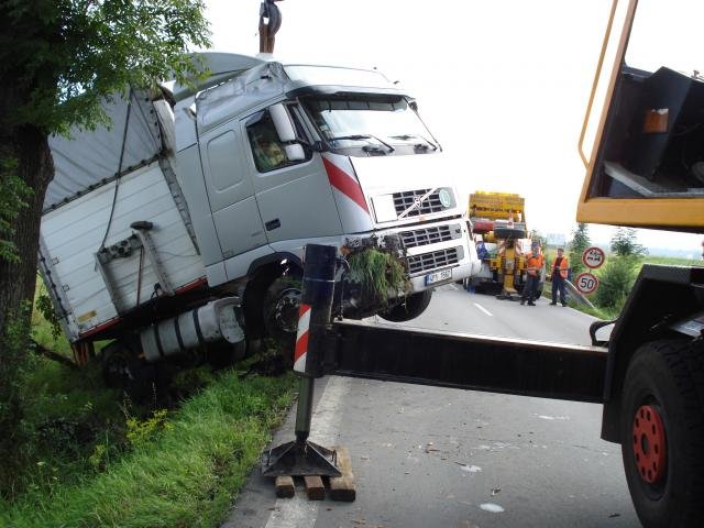 Řidič kamionu usnul a sjel do příkopu - Ropice