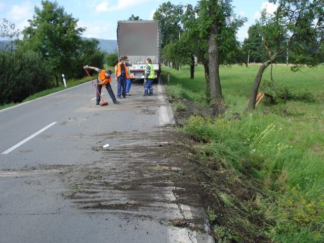 Řidič kamionu usnul a sjel do příkopu - Ropice