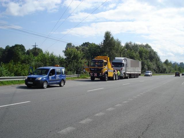 Řidič kamionu usnul a sjel do příkopu - Ropice