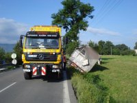 Řidič kamionu usnul a sjel do příkopu - Ropice