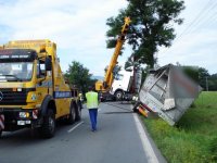 Řidič kamionu usnul a sjel do příkopu - Ropice