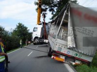 Řidič kamionu usnul a sjel do příkopu - Ropice