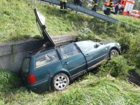 Při těžké nehodě Volkswagenu Passat se zranil řidič