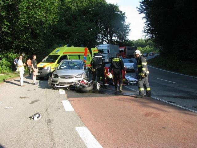 Motorkář skončil na kapotě - Buchlovské hory, směr na Uhers