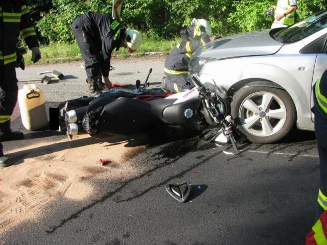 Motorkář skončil na kapotě - Buchlovské hory, směr na Uhers