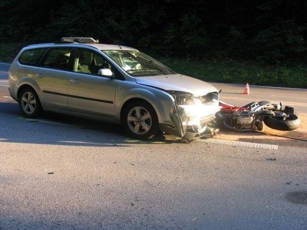 Motorkář skončil na kapotě - Buchlovské hory, směr na Uhers