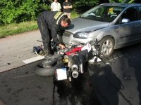 Motorkář skončil na kapotě - Buchlovské hory, směr na Uhers