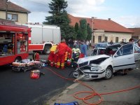 V autě zůstali tři lidé a ani ne roční dítě