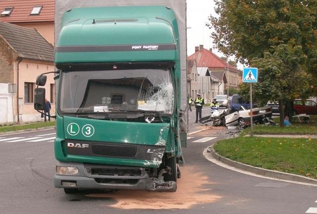 Střet kamionu s Audi A90 a cyklistkou - Luštěnice