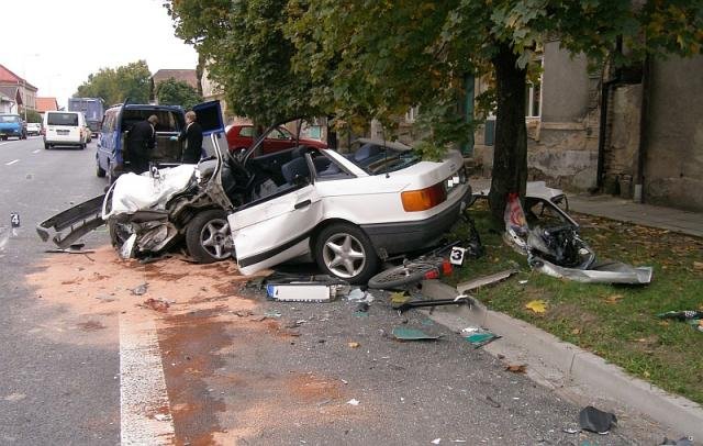 Střet kamionu s Audi A90 a cyklistkou - Luštěnice