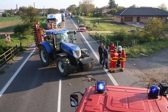 Střet s traktorem nepřežil motorkář - Záhlinice, Hulín