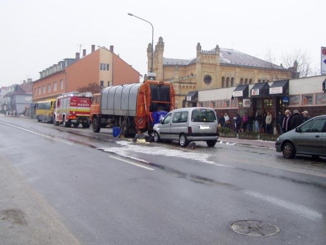 Do popelářů narazilo auto  - Slovensko