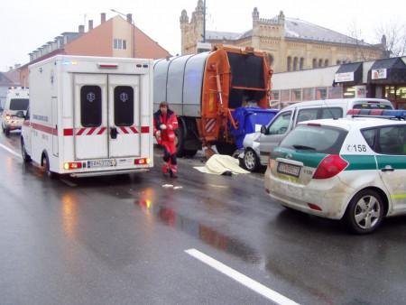 Do popelářů narazilo auto  - Slovensko