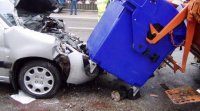 Do popelářů narazilo auto
