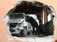 Číňan jsi spletl brzdu s plynem a prorazil zeď