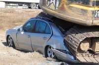 Kuriózní nehoda, bagr zdemoloval Mercedes - Plzeň-ul.Kaplířová