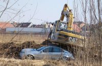 Kuriózní nehoda, bagr zdemoloval Mercedes - Plzeň-ul.Kaplířová
