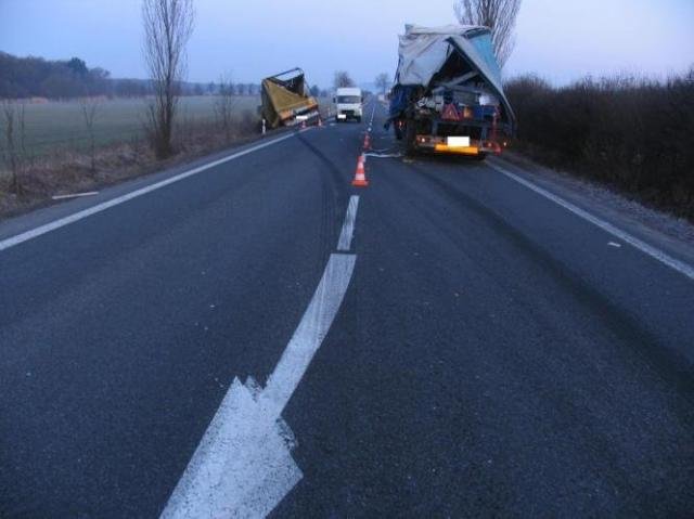 Srážka dvou kamionů - Hradec Králové, Jičín