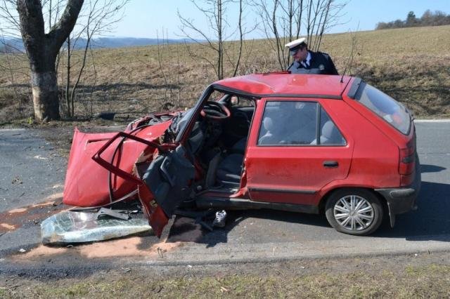 Náraz do stromu řidič škodovky nepřežil - Žlutice