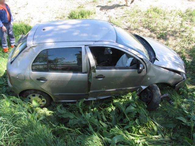 Mladá řidička havarovala do kamenného propustku - Kamenice