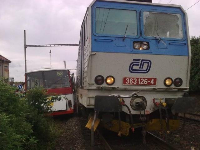 Autobus uvízl mezi závorami - Chrást u Plzně