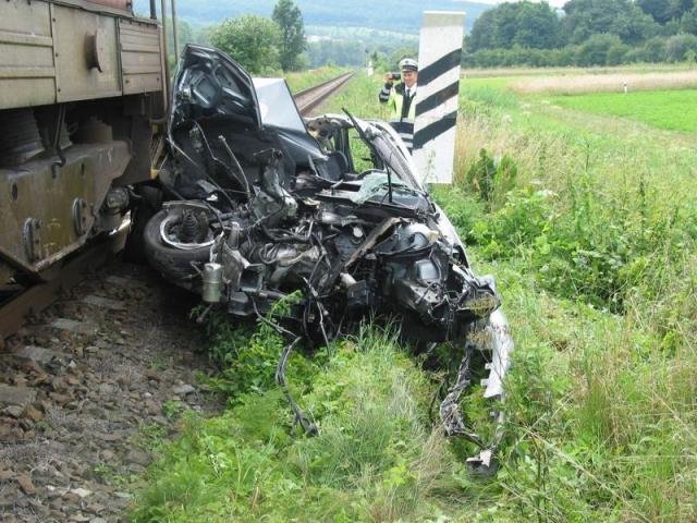 Po střetu s lokomotivou zemřel v troskách vozu mladý řidič - Záhorovice