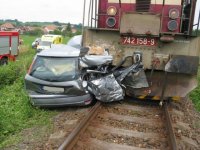 Po střetu s lokomotivou zemřel v troskách vozu mladý řidič