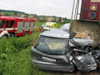 Po střetu s lokomotivou zemřel v troskách vozu mladý řidič - Záhorovice