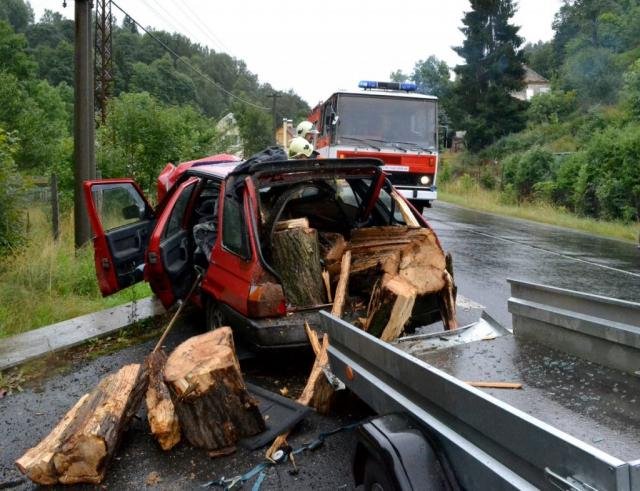 S autem plným dřeva narazil do svodidel - Bečov nad Teplou