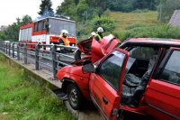 S autem plným dřeva narazil do svodidel - Bečov nad Teplou