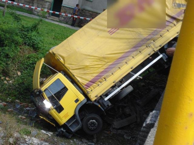 Nákladní vozidlo havarovalo na mostě  - Nový Jičín